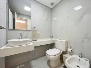 Urban Retreat Elegantes, modernes Apartment mit Balkon in Villa del Parque - Badezimmer