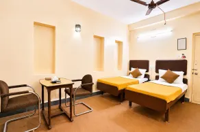 Hotel Hospice Near Surat Railway Station - Vista do quarto