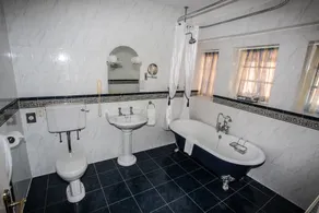 Mere Court Hotel - Baño
