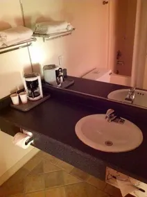 Humboldt Redwoods Inn - Bathroom
