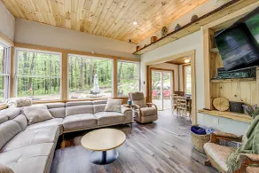 10 Mi to Mtn Resort: Normalville Cabin w/ Balcony! - Interiør