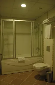 Grand Adanus Hotel - Baño