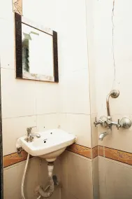 Hotel Della Comfort near Ambreshwar Shiv Mandir, Ambernath - Salle de bain
