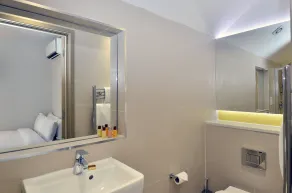 Arch Hotel - Bathroom