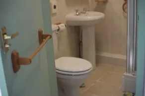 The Evergreen Hotel - Bathroom