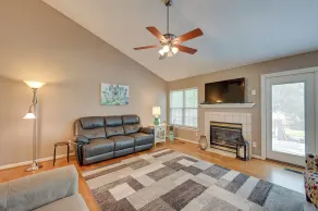 NY! 1-Acre Family Home w / Pool ~ 11 Mi til Greensboro - Interiør