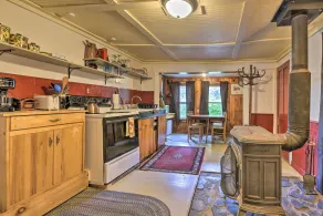 Pet-friendly Roxbury Farmhouse on 350 Acres! - Interiör
