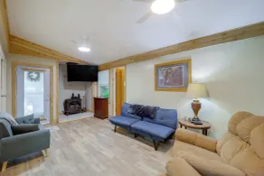 Community Perks! Mountain Home w/ Deck in Newland - Interiör