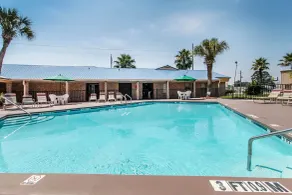 Quality Inn Hinesville - Fort Stewart Area - Piscine