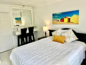 Colony Club Inn & Suites - Room