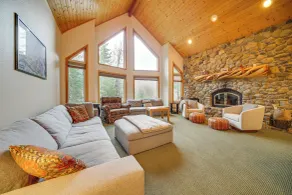 19 Mi to Slopes at Crystal Mtn: Getaway w/ Hot Tub - Interior