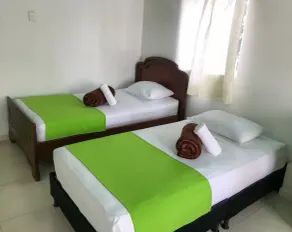 Chambre avec 1 lit double et 2 lits simples - Chambre