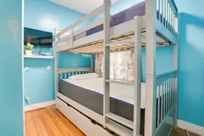 8 Mi to MetLife Stadium: Pet-Friendly Home w/ Yard - Intérieur