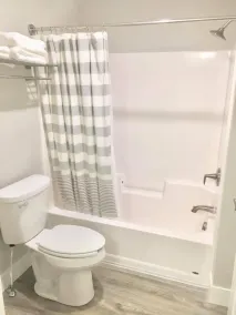 Empire Lakeshore Inn - Bathroom