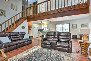 Poconos Vacation Rental w/ Pool Access & Hot Tub! - Intérieur