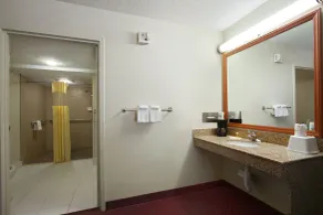 Days Inn by Wyndham Raleigh Midtown - Salle de bain