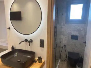 Latramys Suites - Bathroom
