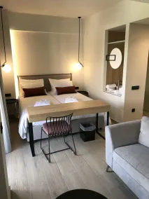 The City Hotel & Suites - Chambre
