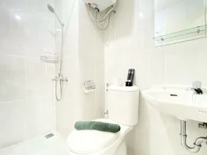 Prime and Spacious 2BR at Apartment Grand Asia Afrika By Travelio - Badeværelse