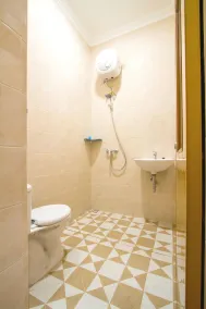 Adam Malik Guesthouse near Regale ICC Medan Mitra RedDoorz - Bathroom