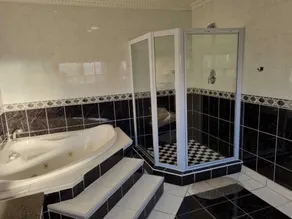 Savoy Lodge - Bathroom