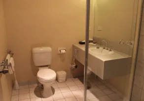 Hume Villa Motor Inn UNDER NEW MANAGEMENT - Bathroom