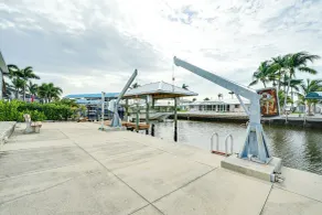 Private Pool & Deck: Canalfront St James City Home - Intérieur