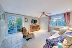 Cozy Dix Hills Apt w/ Deck ~ 7 Mi to Beach! - Interior