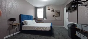 Vinnie's Family Hotel - Camera