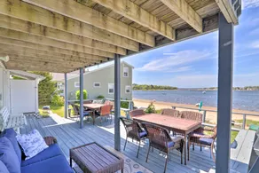 Bayfront Wareham Retreat w/ Private Beach! - Innenbereich