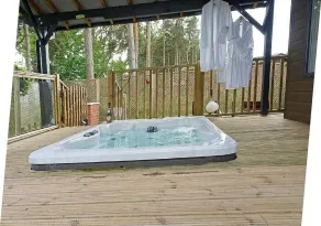 Luxus-Lodge-Ensuite mit Dusche-Blick auf die Landschaft - Außen-Whirlpool