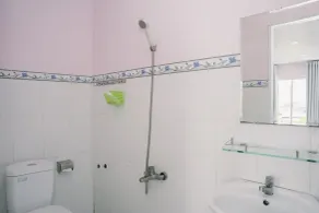 Phuong Tu Guesthouse - Bathroom