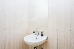 Homey And Minimalist Studio Room At Apartment Sentul Tower - Badezimmer