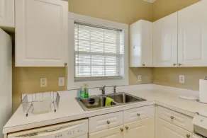 Charming Condo w/ Balcony, 1 Mi to UNC Charlotte! - Innenbereich