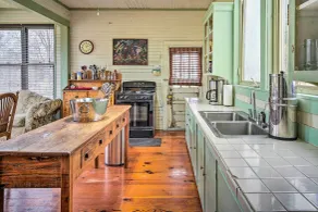 Vintage Louisiana Vacation Rental Home - Innvendig