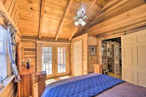 ‘The Lake Place’ Cabin w/ Golf Cart & Free Kayaks! - Interior