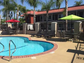 Days Inn & Suites by Wyndham Anaheim At Disneyland Park - Piscine