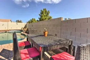 Serene Surprise Home w/ Backyard & Private Pool - Interiør