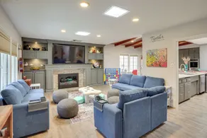 2 Mi to Cal State Long Beach: Bungalow w/ Hot Tub! - Interior