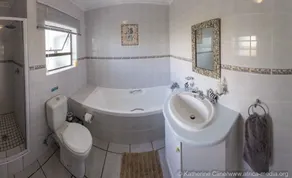 Fly Me To The Moon Guesthouse - Bathroom