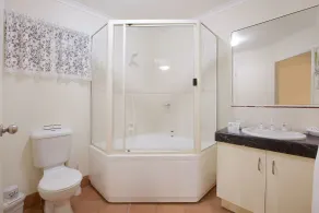 Glenmore Tavern - Bathroom