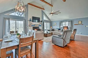 Pristine Lake Barkley Escape w/ Deck, Porch & Bar! - Interiør