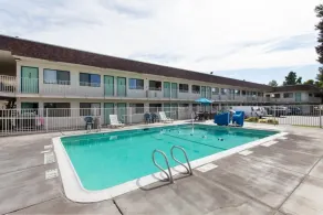 Super 8 by Wyndham Turlock - Piscine