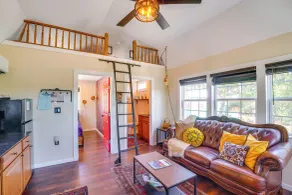 Whimsical Cabin w/ Grill < 4 Mi to Lake Brownwood! - Interiør
