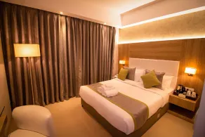 The Maureen - Room