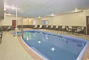 La Quinta Inn & Suites by Wyndham Fairborn Wright-Patterson - Piscine