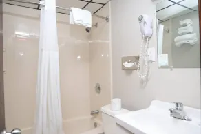 Days Inn by Wyndham Pittsburgh - Salle de bain