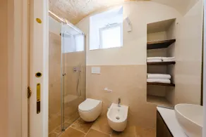 HelloAPULIA Charming Palazzo Clemente - self-catering suites with aircondition - Badrum