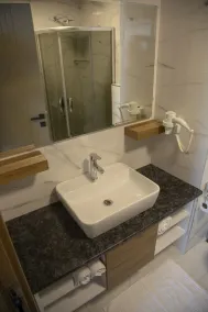 Golden World Suite Hotel - Bathroom