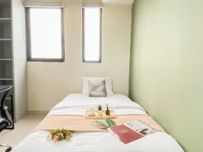 Comfort 1BR Apartment at Evenciio Margonda By Travelio - Zimmer